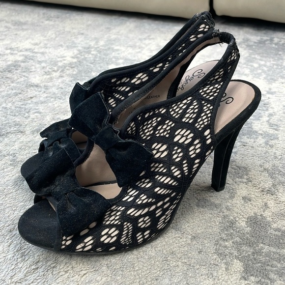 Seychelles Anthropologie Bobbin Lace Pumps Peep Toe Bow Girly Sz 8 - Picture 2 of 16